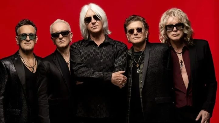 Def Leppard public&oacute; una versi&oacute;n in&eacute;dita de &ldquo;Revolution&rdquo;, de The Beatles