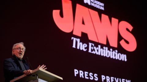 Steven Spielberg inauguró la exhibición más grande del mundo sobre Tiburón