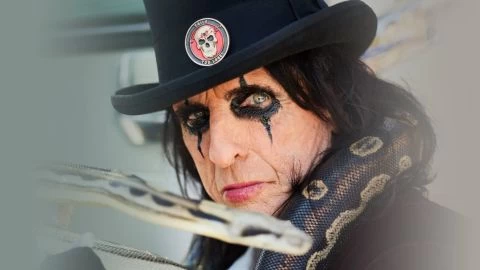 Se viene "Devil On My Shoulder" la autobiografía de Alice Cooper