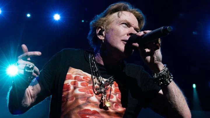 Lo echaron por sacarse una foto con Axl Rose