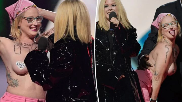 Avril Lavigne fue interrumpida en el escenario por una mujer en topless