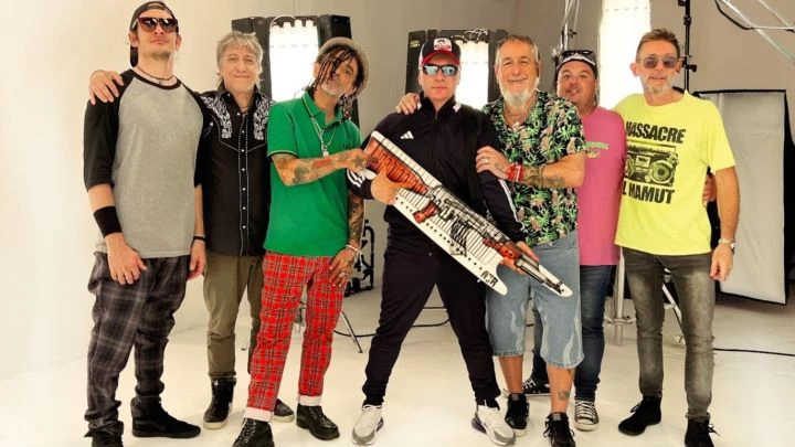 Escuchá este clásico de Kapanga con Damas Gratis