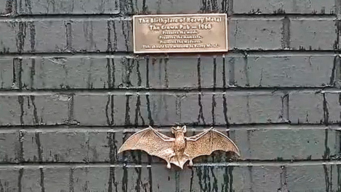 Un desconocido puso una placa marcando “el lugar del nacimiento del Heavy Metal”