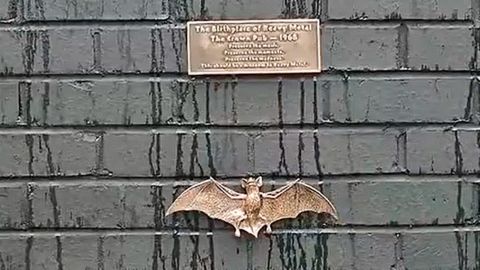 Un desconocido puso una placa marcando “el lugar del nacimiento del Heavy Metal”