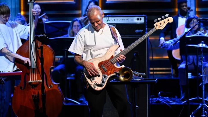 Flea se la dio contra una puerta de vidrio del ba&ntilde;o y termin&oacute; en la guardia