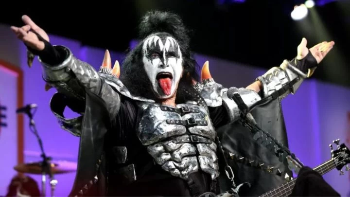 Gene Simmons canta “Macarena”