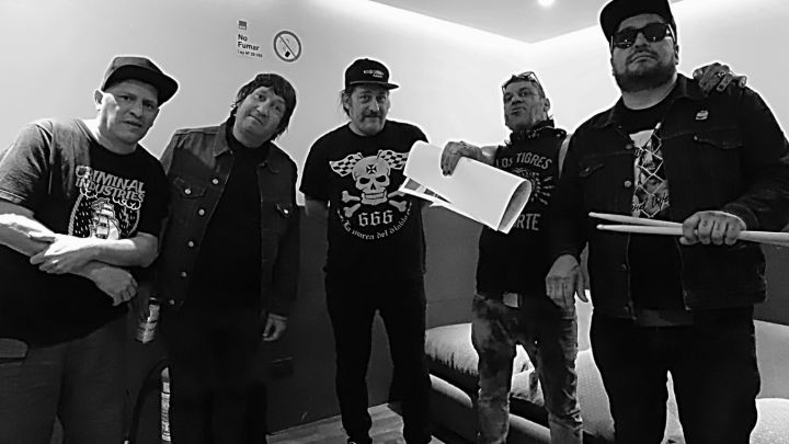 2 Minutos y Ciro Pertusi juntos cantando “Lejos estoy”