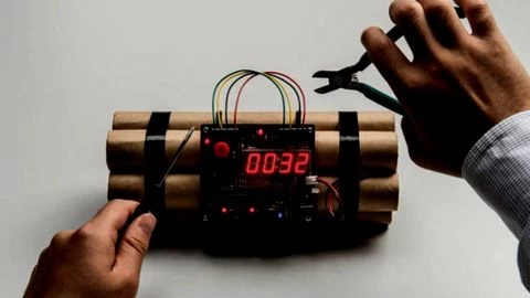 &iquest;Cable rojo? La dif&iacute;cil tarea de desactivar bombas