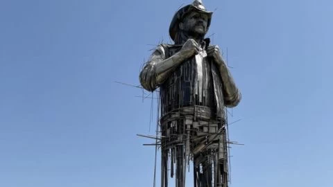¡Un monumento para Lemmy!
