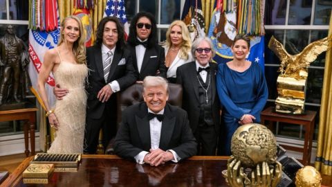 Donald Trump entregó medallas de honor a los miembros de Kiss