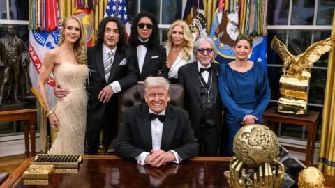 Donald Trump entregó medallas de honor a los miembros de Kiss