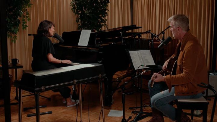 Escuch&aacute; a Josh Homme y Norah Jones haciendo &ldquo;Somethin&acute; Stupid&rdquo;