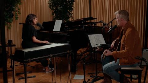 Escuch&aacute; a Josh Homme y Norah Jones haciendo &ldquo;Somethin&acute; Stupid&rdquo;