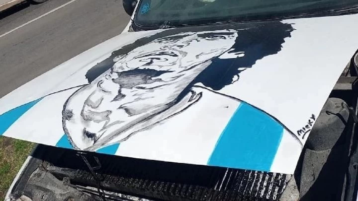 Cómo es el auto-parrilla que homenajea a Maradona