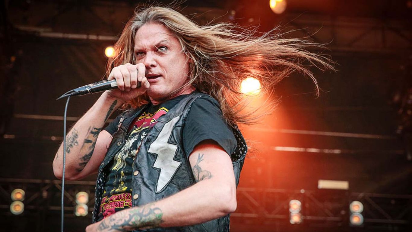 Sebastian Bach insulta a una mujer por pedirle un abrazo