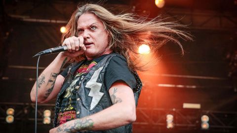 Sebastian Bach insulta a una mujer por pedirle un abrazo