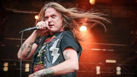 Sebastian Bach insulta a una mujer por pedirle un abrazo