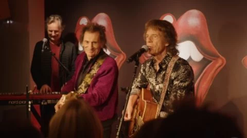 Mick Jagger y Ron Wood dieron un show sorpresa en Londres
