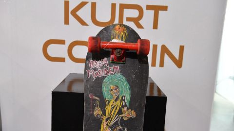 Tony Hawk desentierra una patineta de Iron Maiden pintada a mano por Kurt Cobain