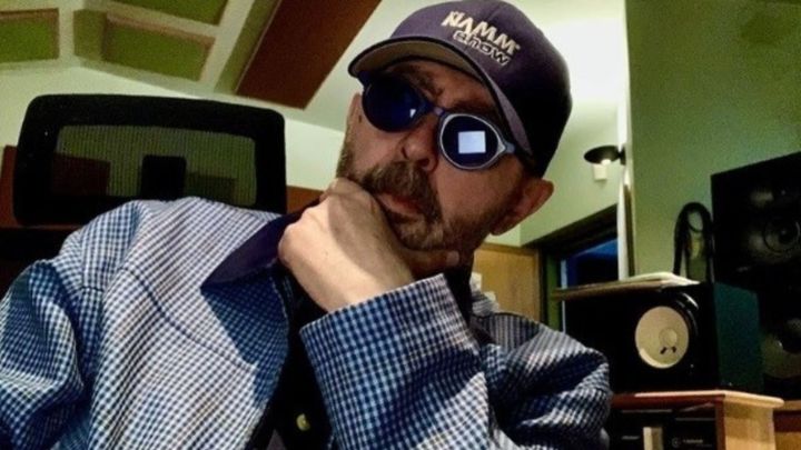 El Indio Solari lanzó 3 canciones y brindó una entrevista en Caja Negra