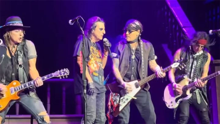 Escuchá a Alice Cooper haciendo “Paranoid” junto a Johnny Depp