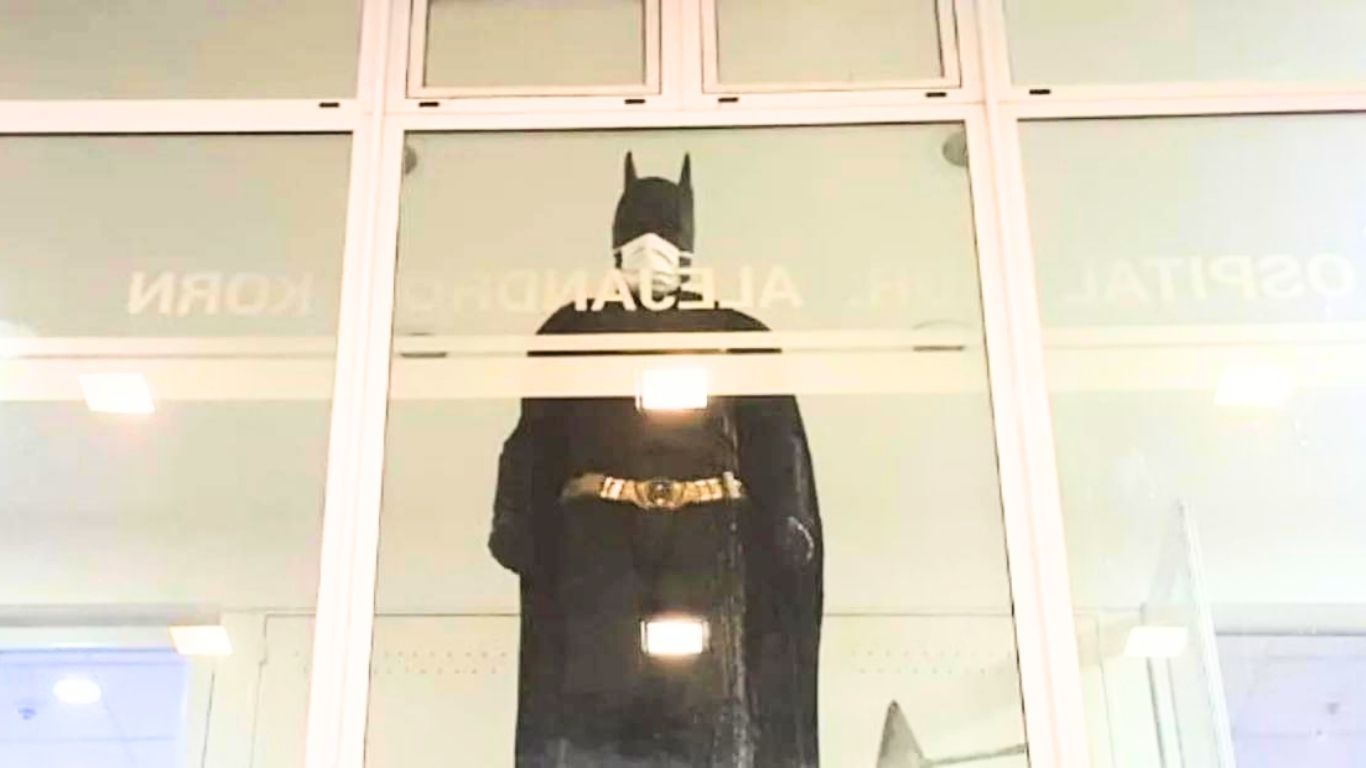 El Batman solidario cede su mando