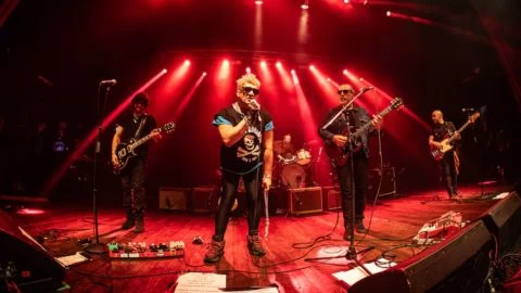 El Pity Álvarez cantó de sorpresa en el recital de Autos Robados