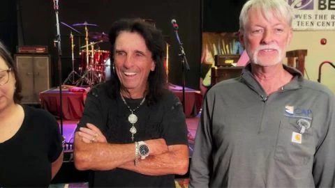 Alice Cooper perdi&oacute; su tarjeta de cr&eacute;dito en una estaci&oacute;n de servicio