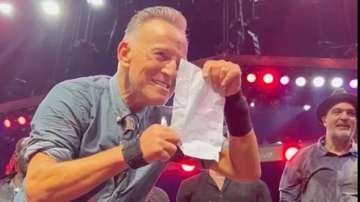 Faltó al colegio y Bruce Springsteen le firmó el justificativo