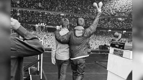 Oasis publicó una potente versión en vivo de “Cigarretes &amp; Alcohol”