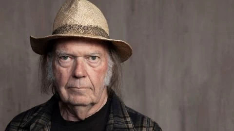 Neil Young retiró su catálogo de Spotify