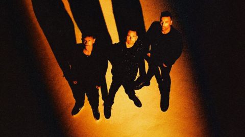 Escuchá el nuevo single de Muse: “Unravelling&quot;