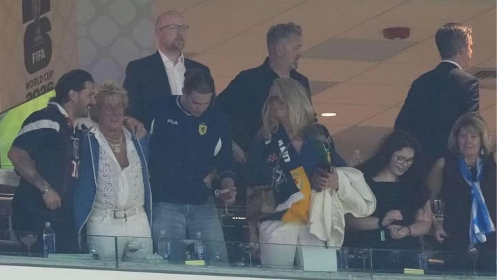¡Piedra libre para Rod Stewart en la cancha!
