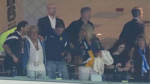 &iexcl;Piedra libre para Rod Stewart en la cancha!