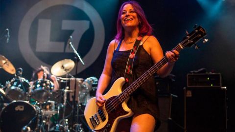 Murió Jennifer Finch, histórica bajista de L7 y referente del punk