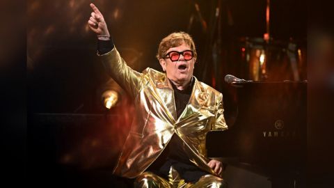 Elton John cuenta cómo hizo joyería de oro con sus propias rótulas