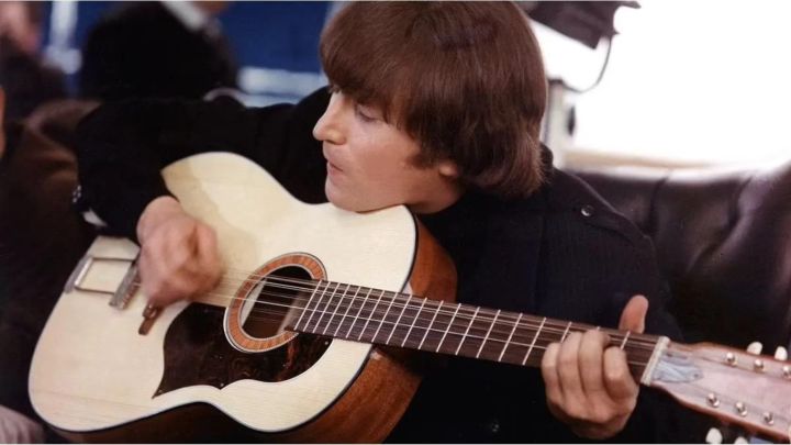 Vendieron la guitarra perdida de John Lennon