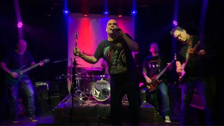 Naranjos agitó el Strummer Bar