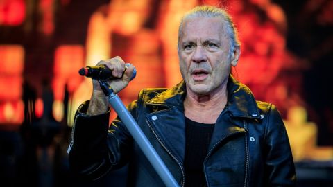 Mirá a Bruce Dickinson cantando una de Judas Priest en plena calle