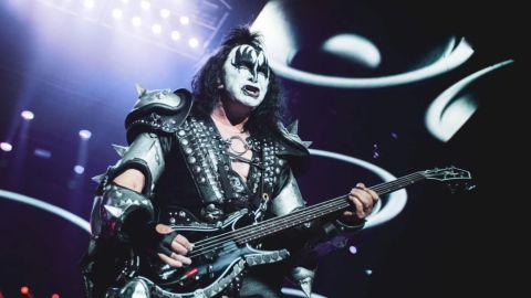 Gene Simmons fue hospitalizado de emergencia por un choque con su auto