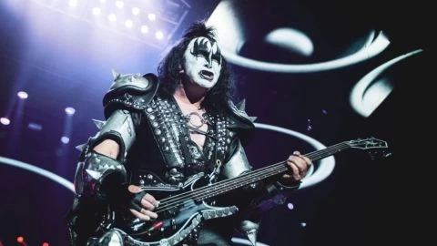 Gene Simmons fue hospitalizado de emergencia por un choque con su auto