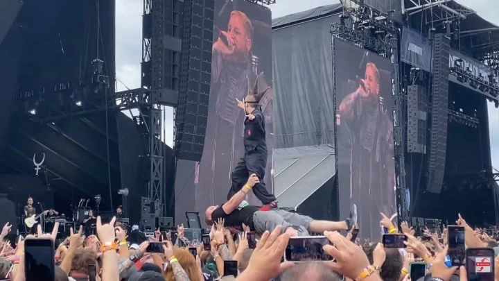¡INCREÍBLE! Un nene disfrazado de Slipknot surfeó a su padre que hacía crowd surfing