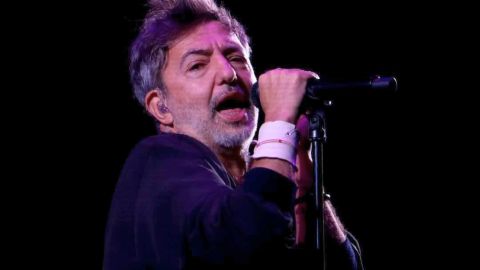 Adrián Dárgelos se cayó del escenario en pleno show de Babasónicos