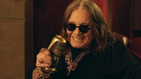 Salieron a la venta latitas de té con el ADN de Ozzy Osbourne
