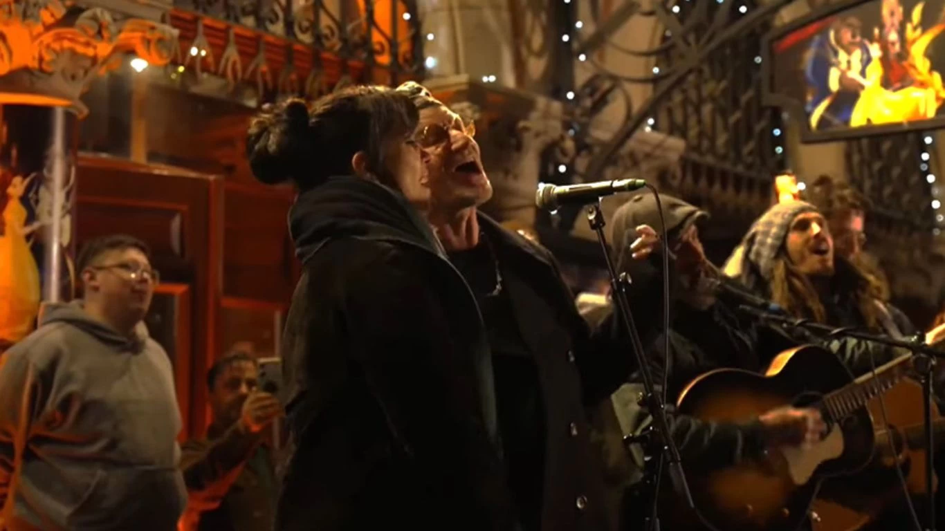 Bono (U2) se presentó en el centro de Dublín en plena Nochebuena