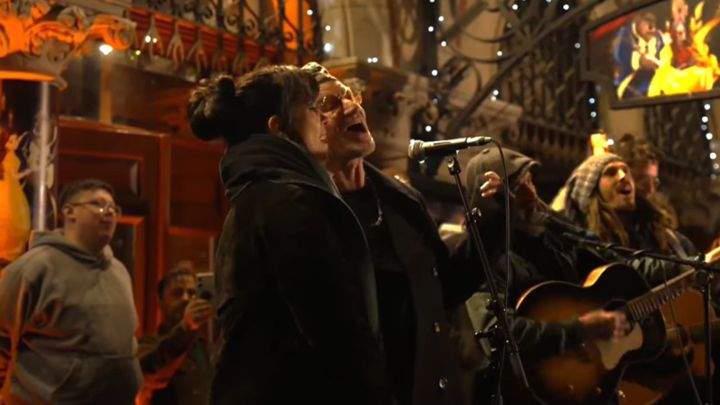 Bono (U2) se present&oacute; en el centro de Dubl&iacute;n en plena Nochebuena