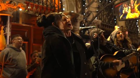 Bono (U2) se presentó en el centro de Dublín en plena Nochebuena