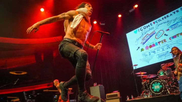 Red Hot Chili Peppers rescató dos joyas olvidadas de la era de su primer guitarrista