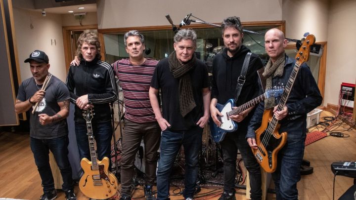 Ella es tan cargosa presenta “La gente”