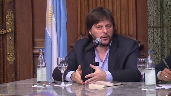 Leandro Santoro: “Macri le soltó la mano a su sector político”